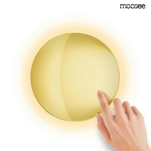 Minimalistyczna lampa ścienna SHADOW SUN 25 MOOSEE złota
