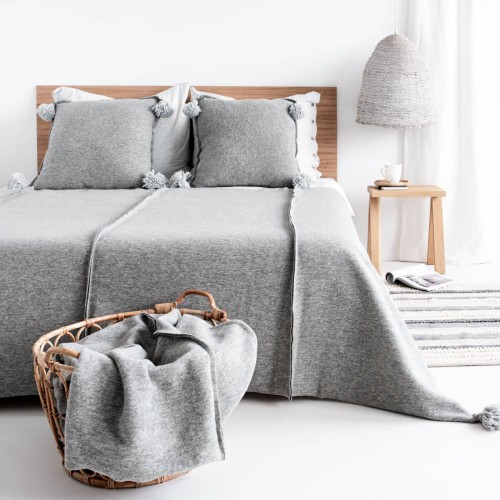 Narzuta wełniana z pomponami jasnoszara