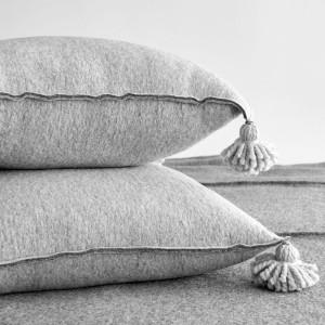 Poduszka wełniana z pomponami jasnoszara