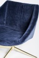 Elegancki aksamitny fotel na złotej nóżce
