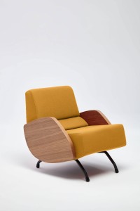 Fotel R360 z drewnianymi podłokietnikami musztarda i orzech