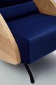 Fotel R360 z drewnianymi podłokietnikami granat i jesion