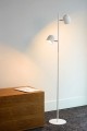 Biała minimalistyczna lampa podłogowa Skanska