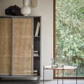 Szara szafa z drzwiami z plecionki wiedeńskiej HKliving