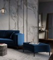 Pufa Luis ciemny niebieski aksamit na czarnych nóżkach