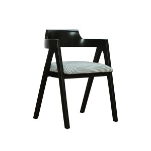 Czarne krzesło z siedziskiem w pepitkę