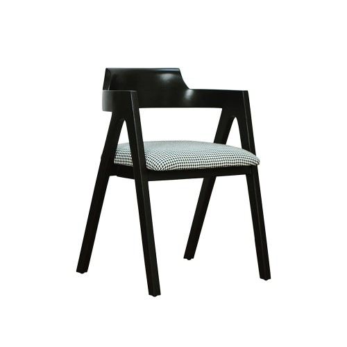 Czarne krzesło z siedziskiem w pepitkę