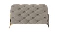 Pikowany fotel Chesterfield Chloe Bis zimny beż na nóżkach Glamour