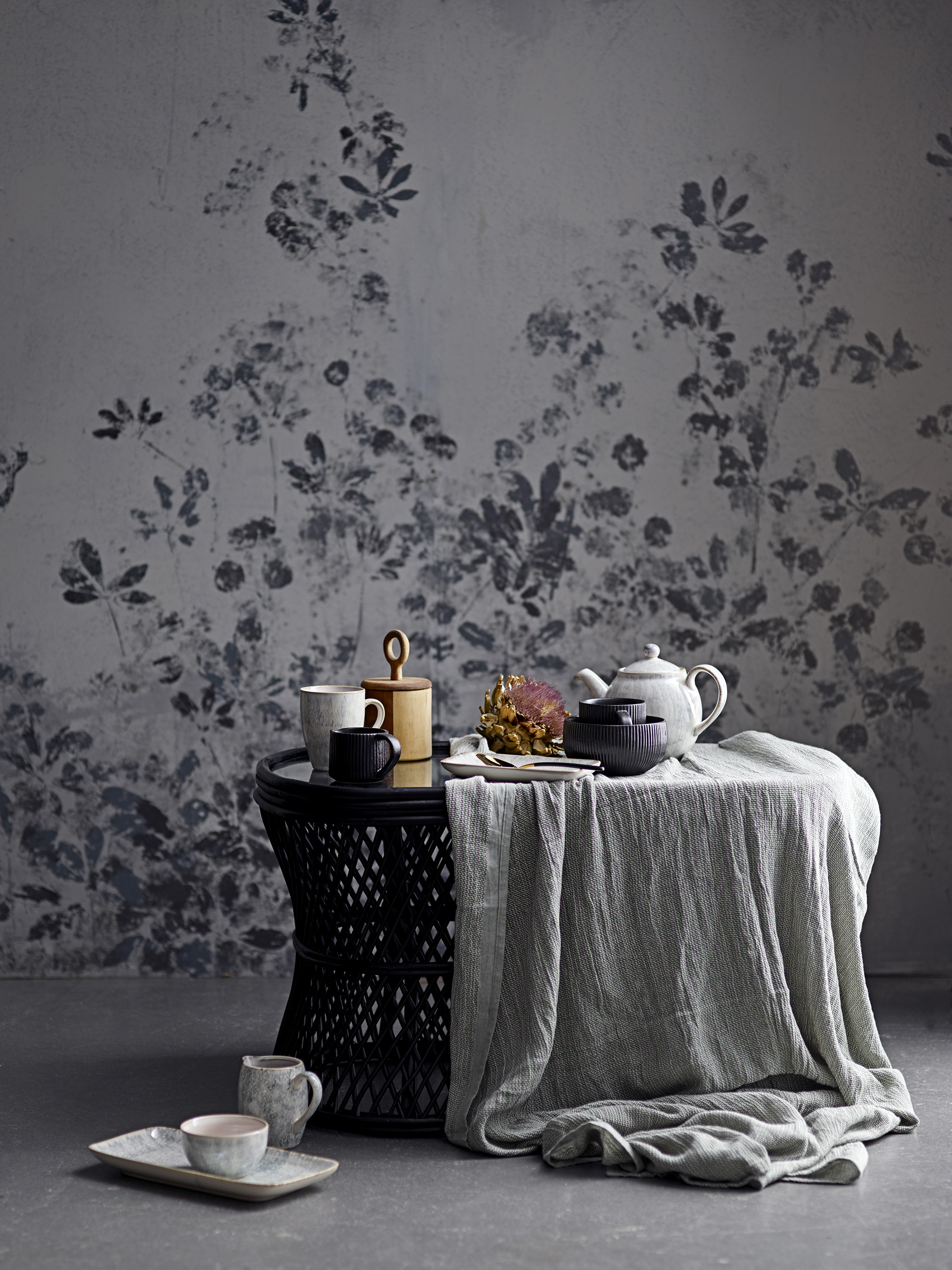 Czarny pleciony z trzciny stolik kawowy