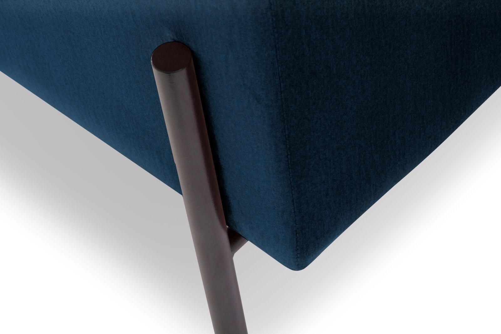 Dwuosobowa sofa Nina granatowa aksamit na wysokich nogach - Design Town
