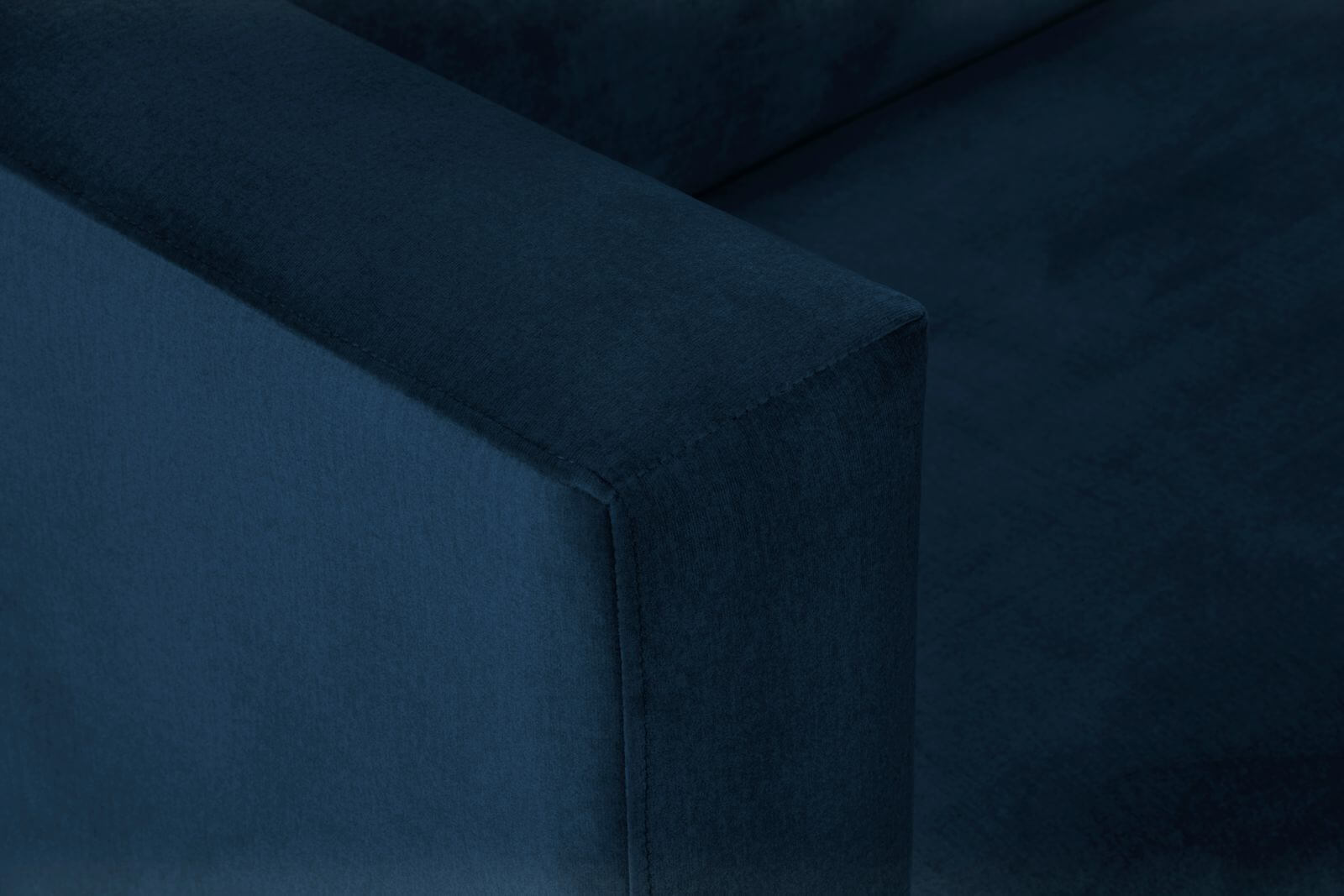 Dwuosobowa sofa Nina granatowa aksamit na wysokich nogach - Design Town